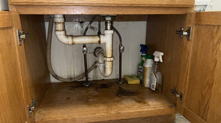 découvrez comment j'ai enfin résolu l'odeur d'égout persistante dans ma salle de bain en explorant sous le lavabo et en trouvant la véritable source du problème.