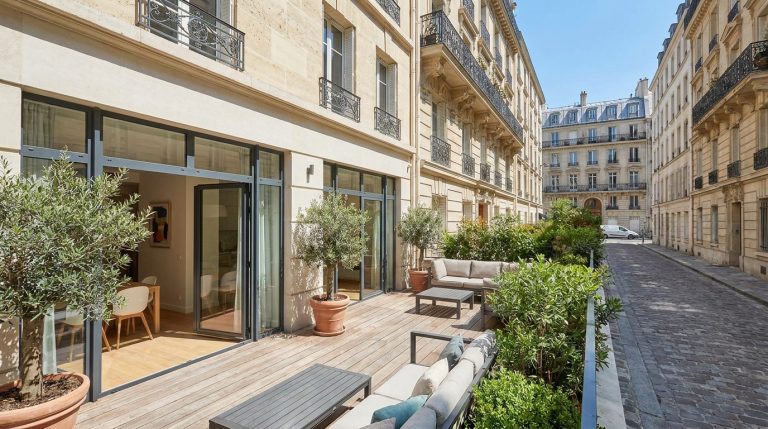 découvrez comment un coup de cœur pour un rez-de-jardin, symbole de rêve et de verdure, s'est transformé en une réalité financière surprenante après trois ans.