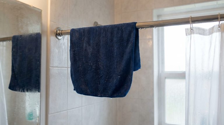 découvrez pourquoi l'adoucissant n'est pas la solution pour parfumer vos chiffons microfibres et apprenez le secret d'une femme de ménage pour capturer la poussière efficacement.