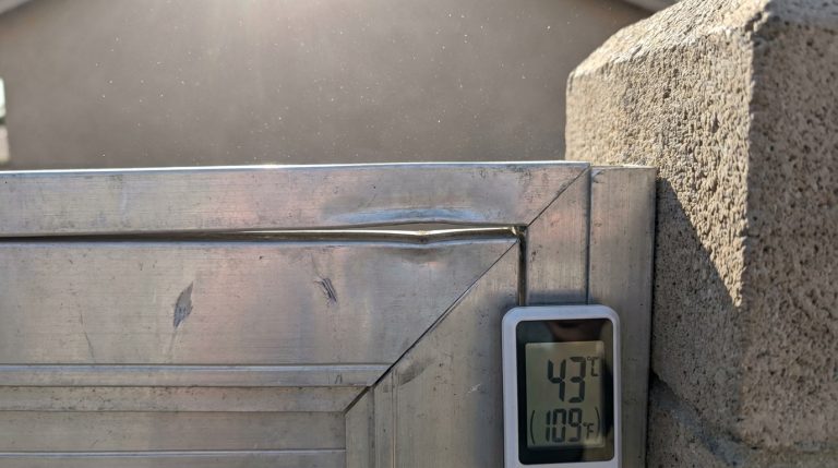 découvrez pourquoi votre portail en aluminium grince en août : ce n'est pas la chaleur, mais un coupable caché à un mètre du pilier qui en est responsable.